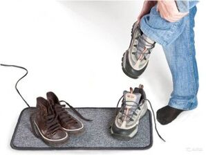 Os zapatos húmidos como causa do desenvolvemento de fungos nas uñas das uñas